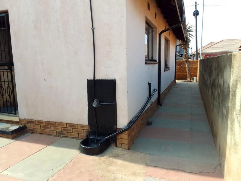 2 Bedroom Property for Sale in Tladi Gauteng