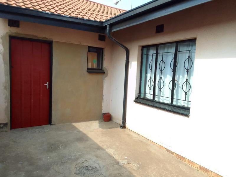 2 Bedroom Property for Sale in Tladi Gauteng