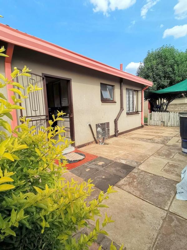 2 Bedroom Property for Sale in Tokoza Gauteng