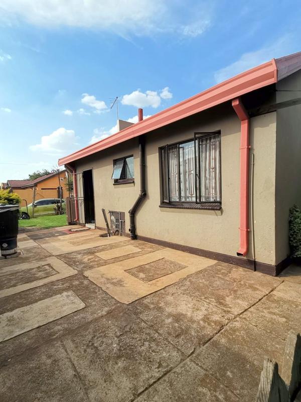 2 Bedroom Property for Sale in Tokoza Gauteng