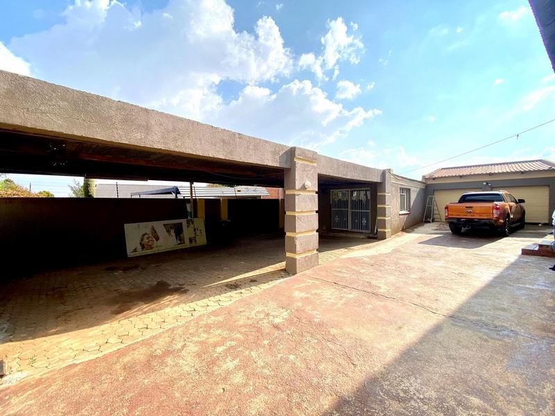 5 Bedroom Property for Sale in Witpoortjie Gauteng