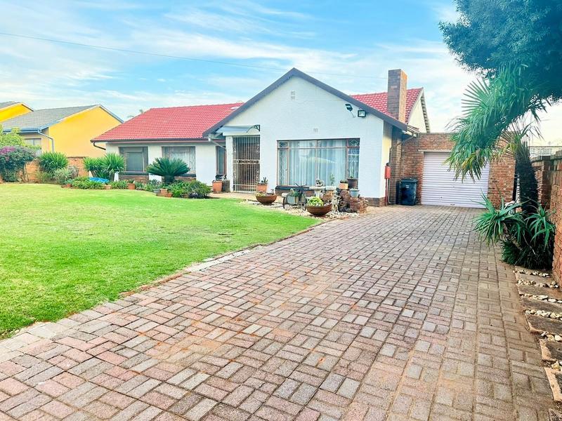 4 Bedroom Property for Sale in Witpoortjie Gauteng