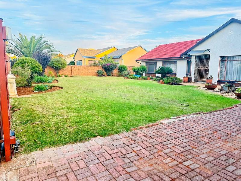 4 Bedroom Property for Sale in Witpoortjie Gauteng