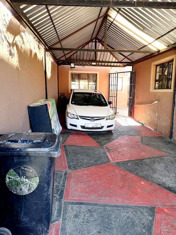 2 Bedroom Property for Sale in Zola Gauteng