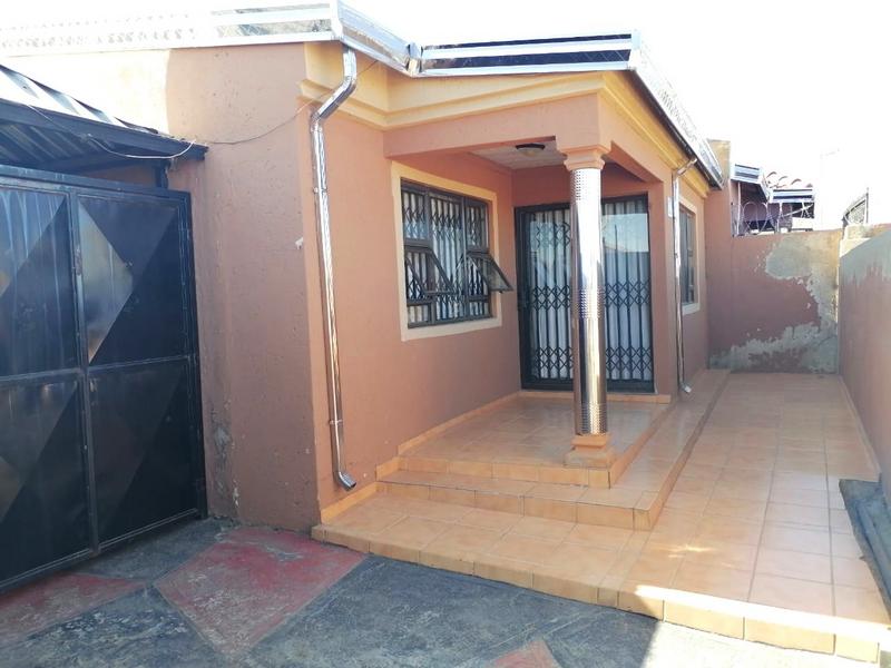 2 Bedroom Property for Sale in Zola Gauteng