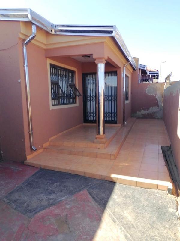 2 Bedroom Property for Sale in Zola Gauteng