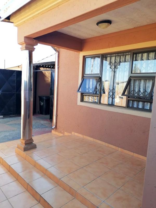 2 Bedroom Property for Sale in Zola Gauteng