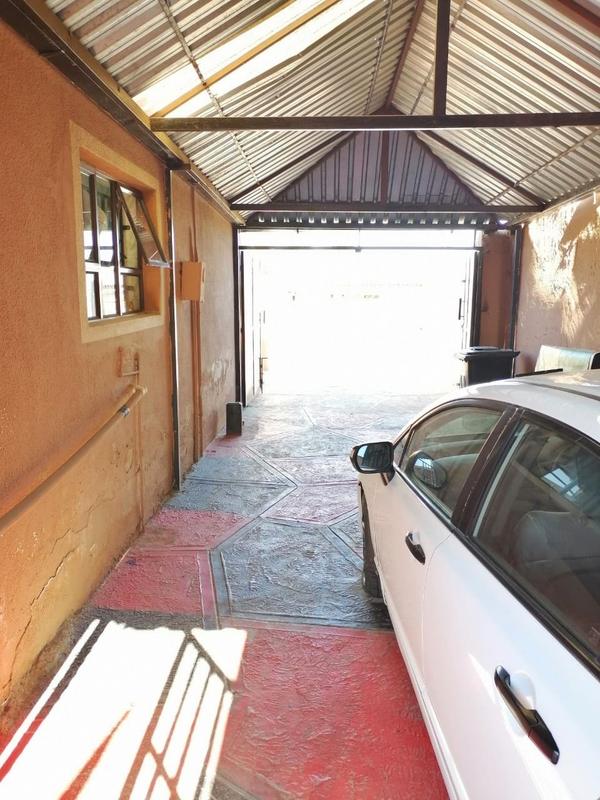 2 Bedroom Property for Sale in Zola Gauteng