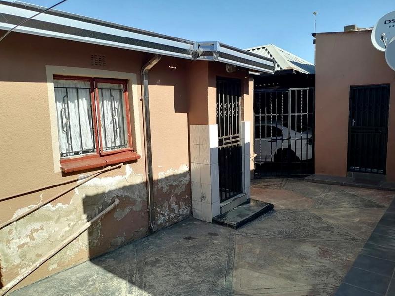 2 Bedroom Property for Sale in Zola Gauteng