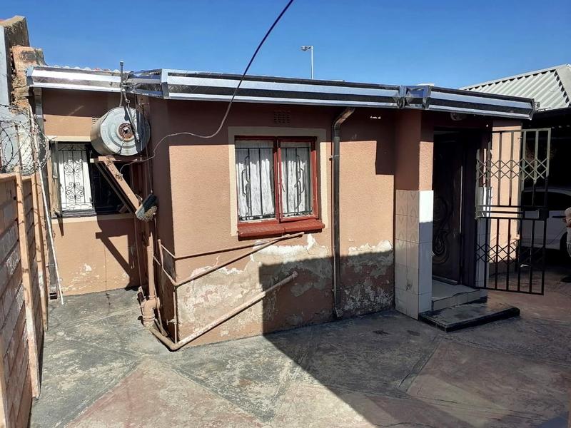 2 Bedroom Property for Sale in Zola Gauteng