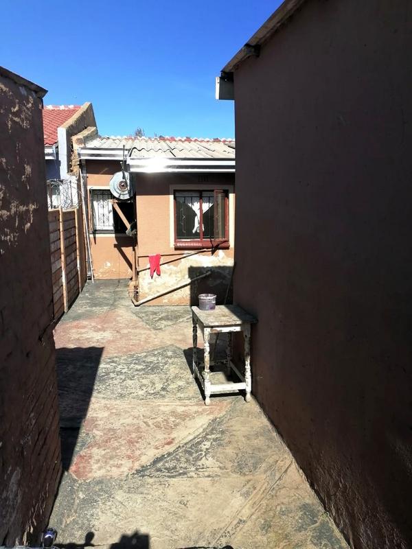 2 Bedroom Property for Sale in Zola Gauteng