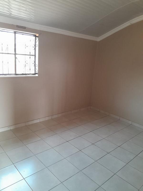 2 Bedroom Property for Sale in Zola Gauteng