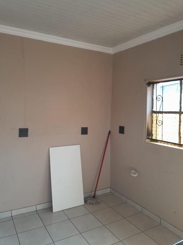 2 Bedroom Property for Sale in Zola Gauteng