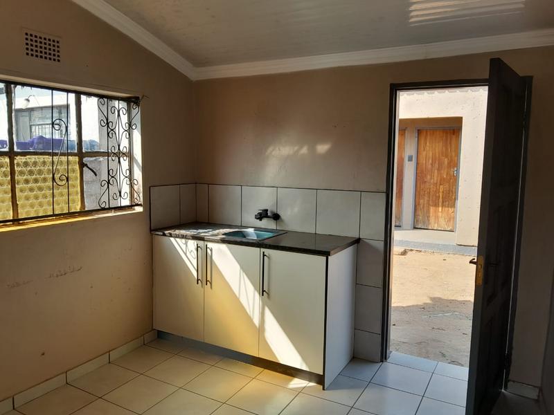 2 Bedroom Property for Sale in Zola Gauteng