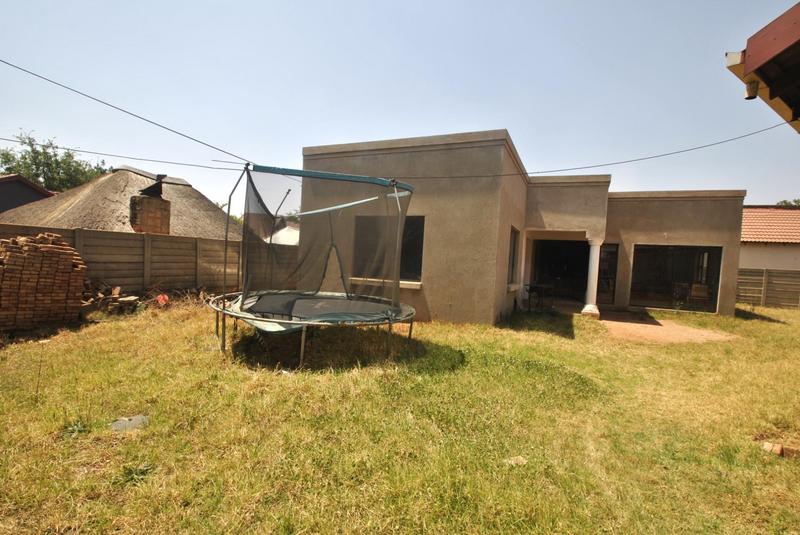 5 Bedroom Property for Sale in Dawn Park Gauteng