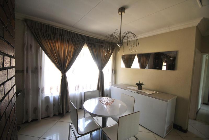 5 Bedroom Property for Sale in Dawn Park Gauteng