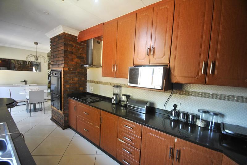 5 Bedroom Property for Sale in Dawn Park Gauteng