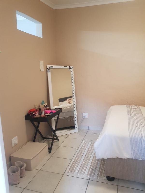 To Let 2 Bedroom Property for Rent in Waverley Gauteng