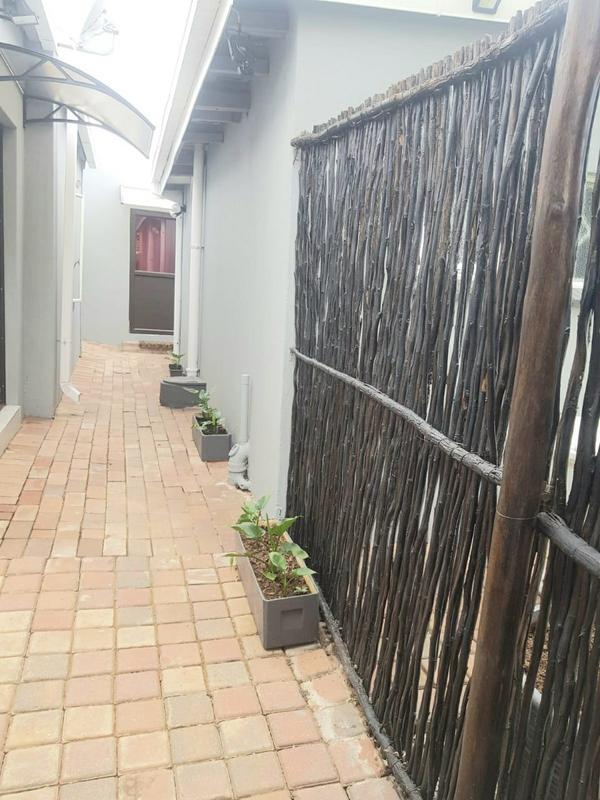 To Let 2 Bedroom Property for Rent in Waverley Gauteng