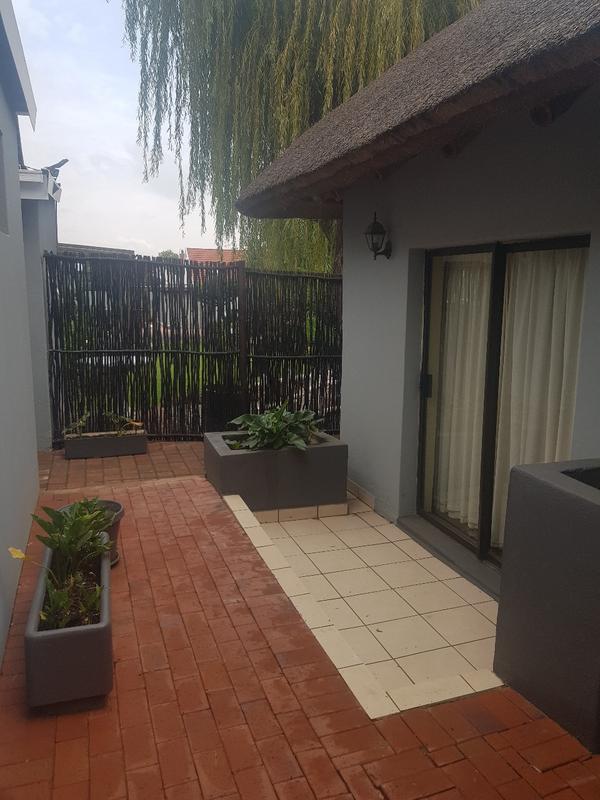 To Let 1 Bedroom Property for Rent in Waverley Gauteng