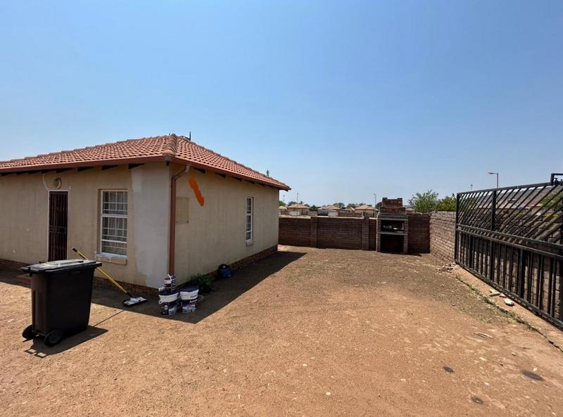 2 Bedroom Property for Sale in Kirkney Gauteng