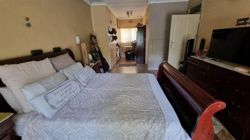 5 Bedroom Property for Sale in Kew Gauteng