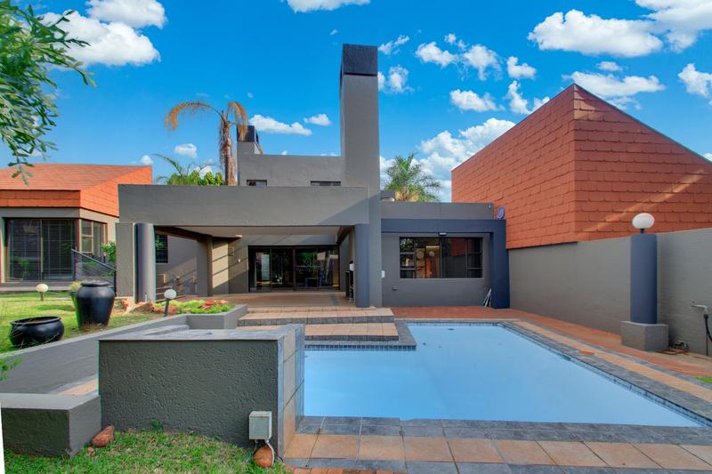 To Let 4 Bedroom Property for Rent in Fourways Gardens Gauteng