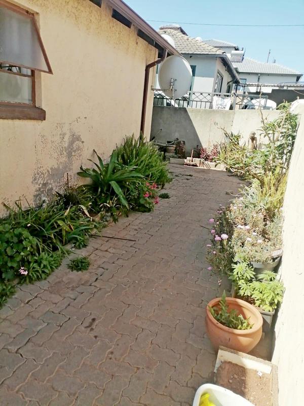 6 Bedroom Property for Sale in Clayville Gauteng