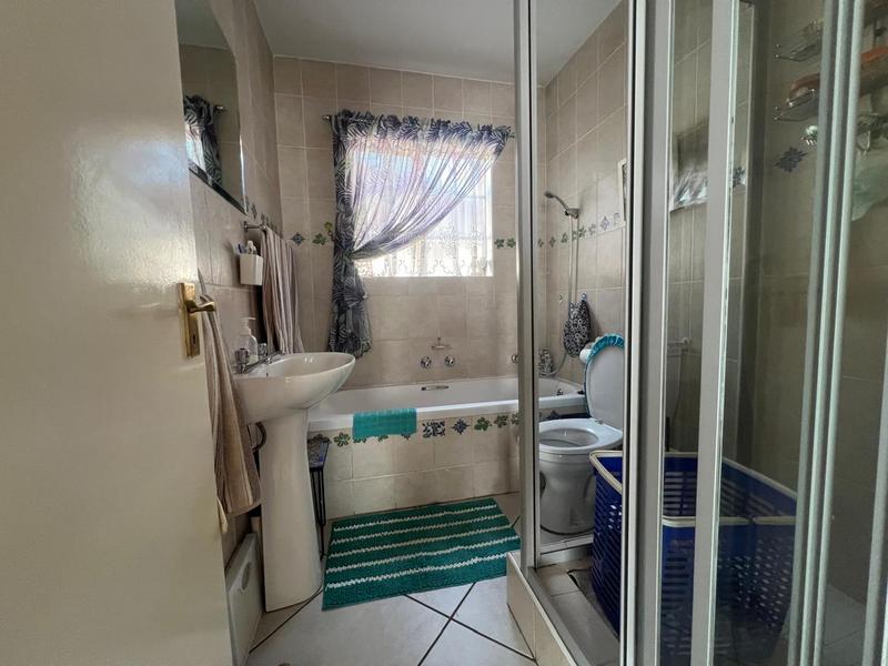 2 Bedroom Property for Sale in Helikonpark Gauteng