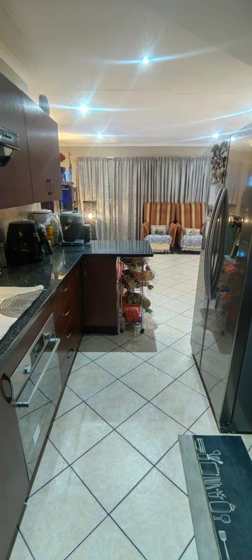 2 Bedroom Property for Sale in The Reeds Gauteng