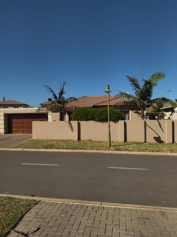 2 Bedroom Property for Sale in The Reeds Gauteng