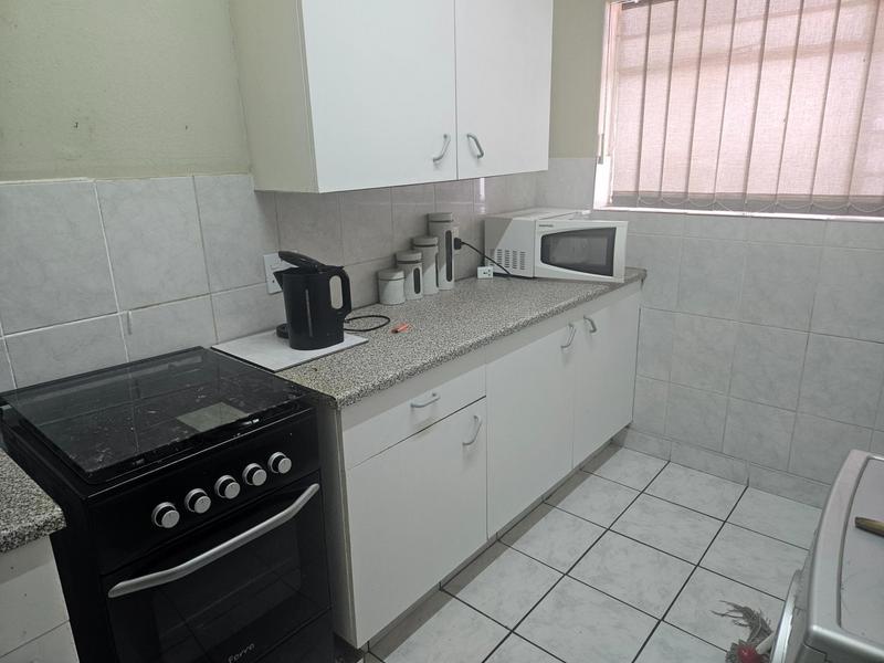 To Let 1 Bedroom Property for Rent in Florida Lake Gauteng