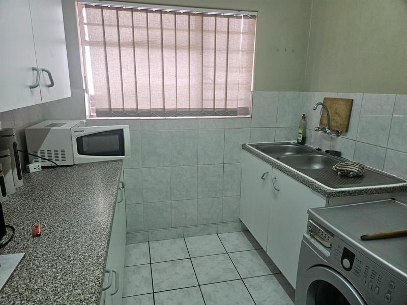 To Let 1 Bedroom Property for Rent in Florida Lake Gauteng