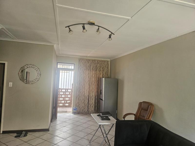 To Let 1 Bedroom Property for Rent in Florida Lake Gauteng