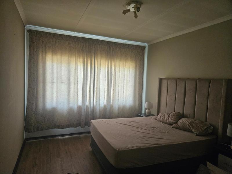 To Let 1 Bedroom Property for Rent in Florida Lake Gauteng