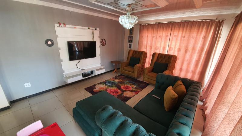 5 Bedroom Property for Sale in The Orchards Gauteng