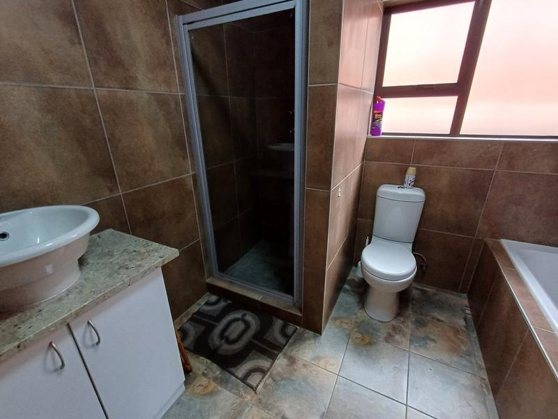 5 Bedroom Property for Sale in Poortview Gauteng