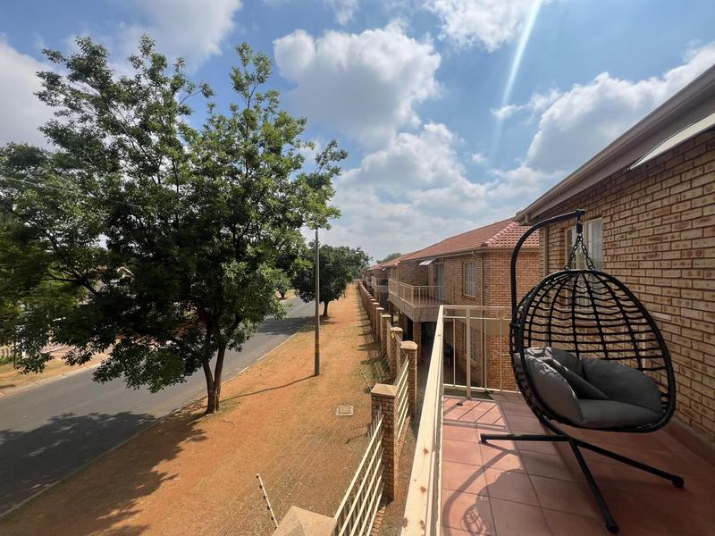 2 Bedroom Property for Sale in Helikonpark Gauteng