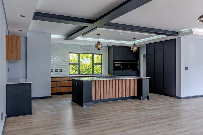 5 Bedroom Property for Sale in Copperleaf Estate Gauteng