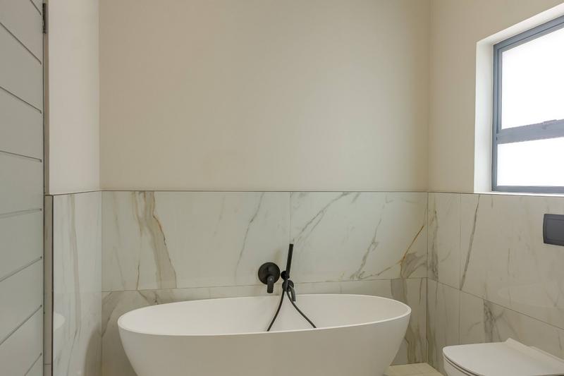 5 Bedroom Property for Sale in Copperleaf Estate Gauteng