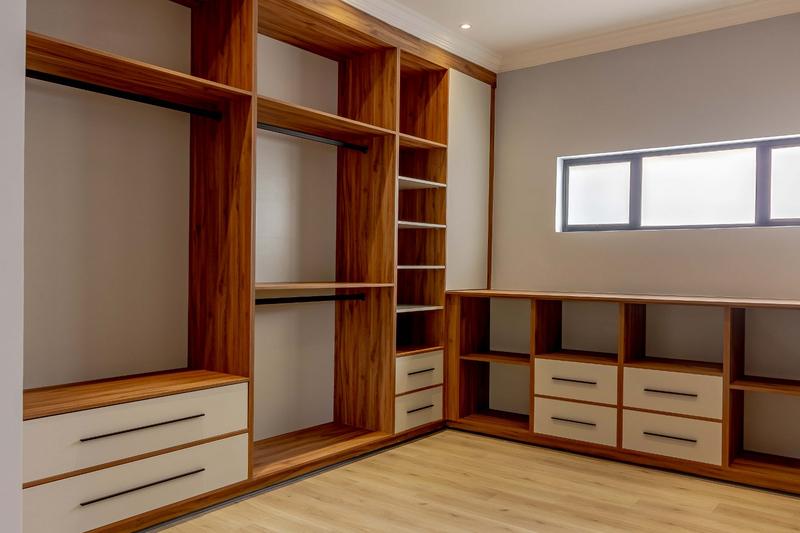 5 Bedroom Property for Sale in Copperleaf Estate Gauteng