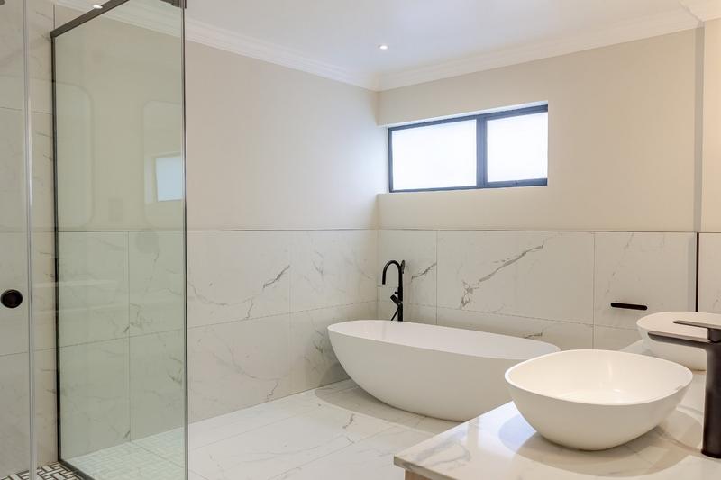 5 Bedroom Property for Sale in Copperleaf Estate Gauteng