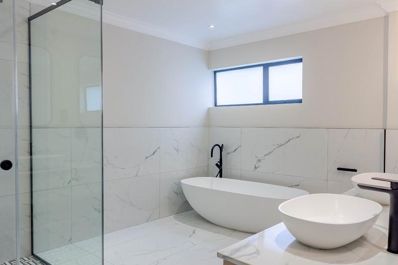 5 Bedroom Property for Sale in Copperleaf Estate Gauteng