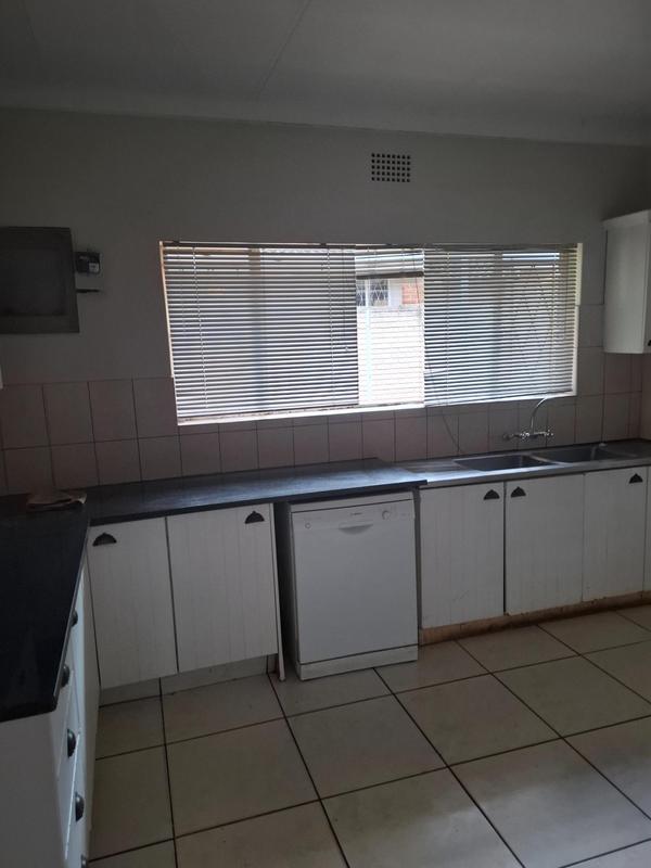 To Let 5 Bedroom Property for Rent in Lynnwood Glen Gauteng