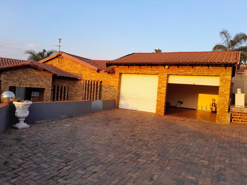 4 Bedroom Property for Sale in Bassonia Gauteng