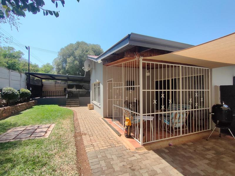 To Let 4 Bedroom Property for Rent in Mountain View Gauteng