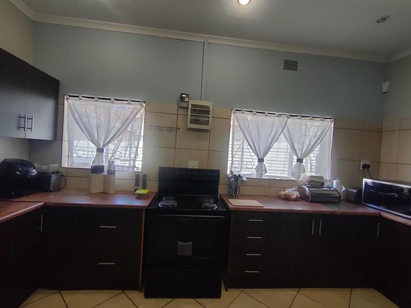 To Let 4 Bedroom Property for Rent in Mountain View Gauteng