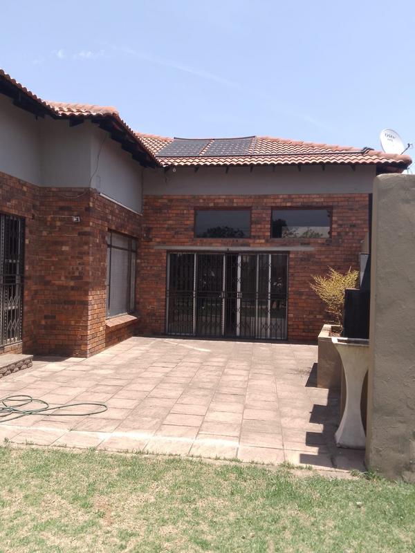 4 Bedroom Property for Sale in Petersfield Gauteng