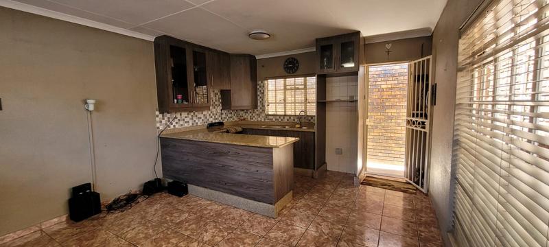 5 Bedroom Property for Sale in Brackendowns Gauteng