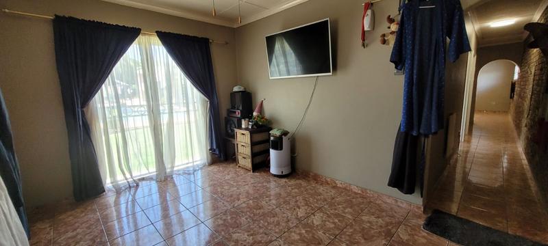 5 Bedroom Property for Sale in Brackendowns Gauteng